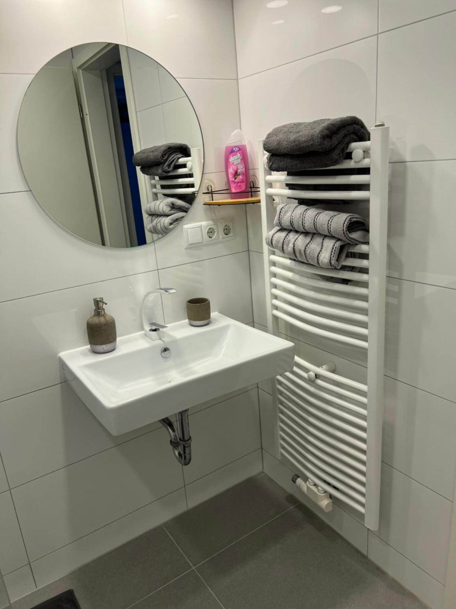 Geraeumige Auch Familienfreundlich Bis 4 Personen Apartment Cologne